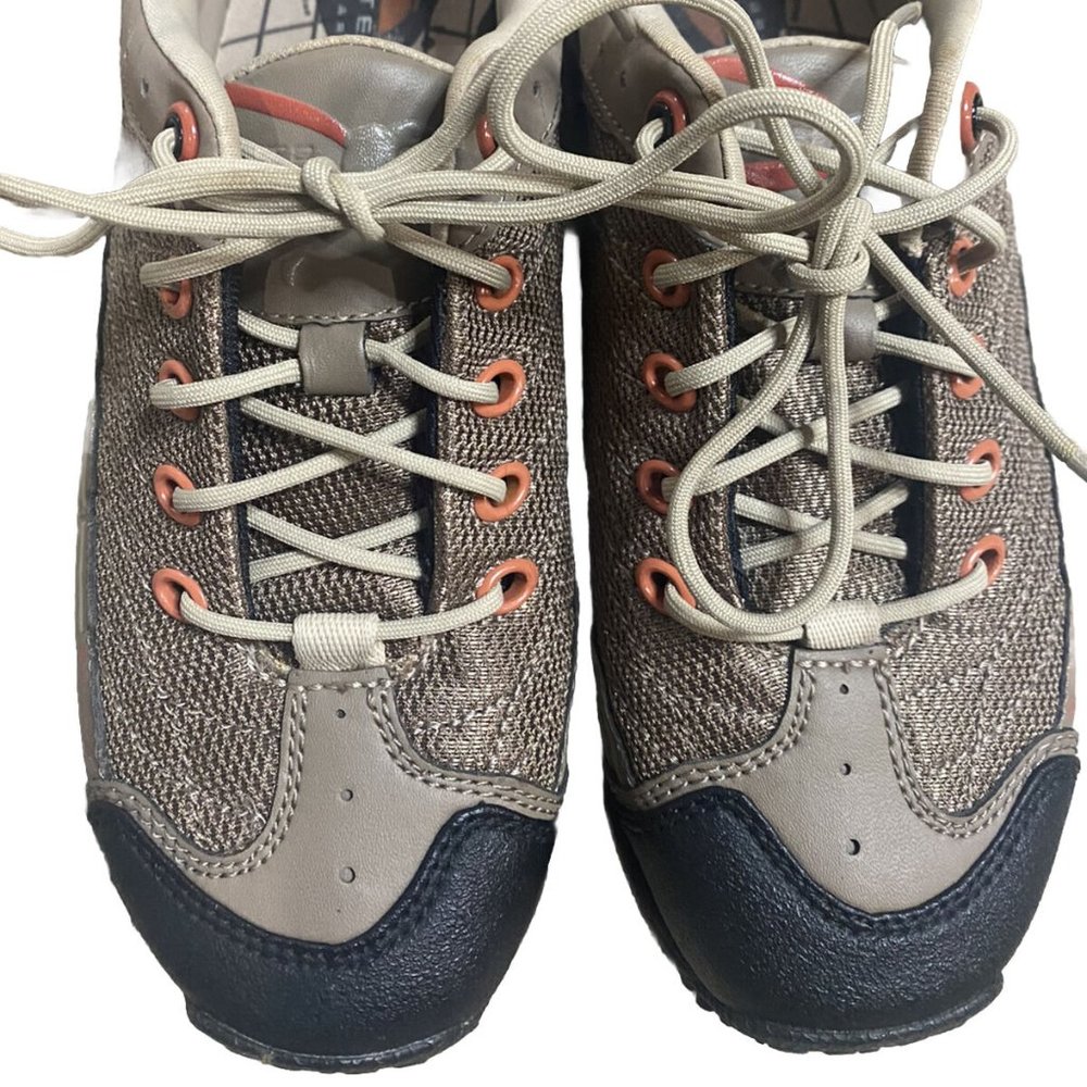 ⚫️ Woman's size 6 GoLite hiking tennis shoe